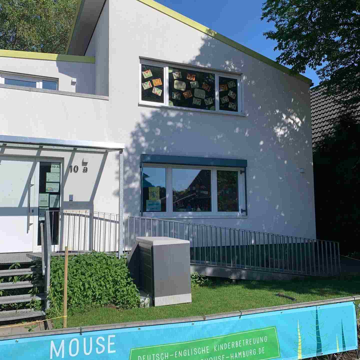 Gebäude mit bunten Fenstern