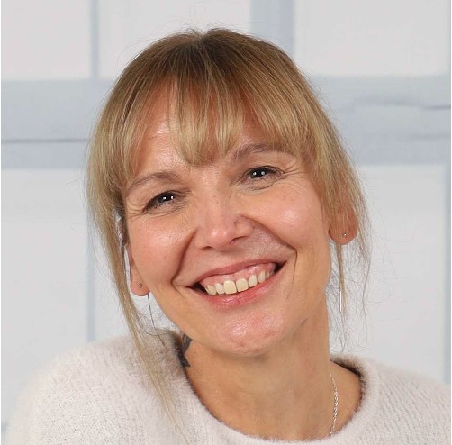 Lächelnde Frau mit blonden Haaren